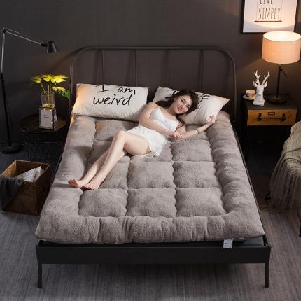 （总）宇豪 2020新款羊羔绒保暖床垫-模特图